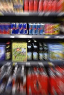 Wischbild Verkaufsregal Red Bull Dosen, Schweiz, 18.02.2023 *** Wiping picture sales shelf Red Bull cans, Switzerland, 1-stock-foto