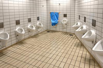 Alles sauber. Urinale in der Herrentoilette. Alt?tting Bayern Deutschland *** All clean urinals in mens toilet Alt?tting-stock-foto