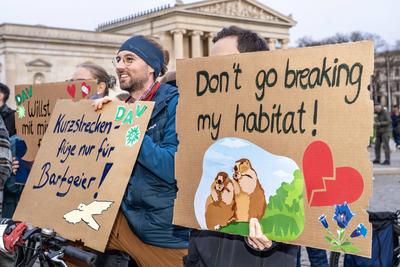 Internationaler Klimastreik von Fridays for Future, Kundgebung  auf dem K?nigsplatz, Demoplakate des Deutschen Alpenvereins,  M?nchen, 14. November 2025-stock-foto