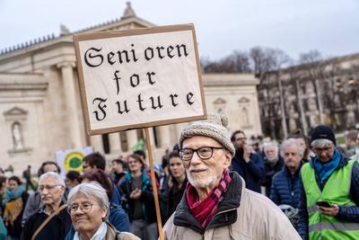 Internationaler Klimastreik von Fridays for Future, Kundgebung  auf dem K?nigsplatz, ?lterer Demonstrant mit Plakat  Senioren for Future, M?nchen, 14. November 2025-stock-foto