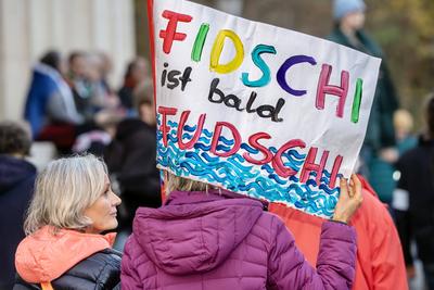 Internationaler Klimastreik von Fridays for Future, Kundgebung auf dem K?nigsplatz, Demonstrantinnen mit Plakat Fidschi ist bald Fudschi, M?nchen, 14. November 2025-stock-foto