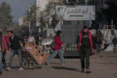 Gaza University Students Head to Their Campuses Despite Heavy Rain and Winter Weather-stock-foto