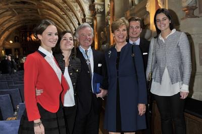 Bildnummer: 58574172  Datum: 10.10.2012  Copyright: imago/Sp?ttel PictureAlbrecht F?rst zu Oettingen-Oettingen und Oettingen-Spielberg mit Ehefrau und Kindern / Verleihung des Bayerischen Verdienstorden / Antiquarium der Residenz / M?nchen / 2012 / 10. Oktober 2012 People Kultur Bayerischer x1x xsk 2012 quer  o0 Frau Familie privat Kind 58574172 Date 10 10 2012 Copyright Imago Sp?ttel Picture Albrecht Lord to Oettingen Oettingen and Oettingen Spielberg with Wife and Children award Ceremony the Bavarian Order of Merit Antiquarium the Residence Munich 2012 10 October 2012 Celebrities Culture Bavarian x1x xSK 2012 horizontal o0 Woman Family private Child-stock-foto
