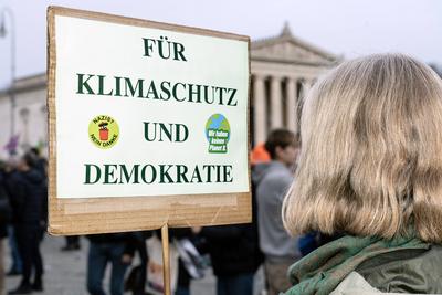 Internationaler Klimastreik von Fridays for Future, Kundgebung  auf dem K?nigsplatz, Demoplakat F?rv Klimaschutz und Demokratie, M?nchen, 14. November 2025-stock-foto