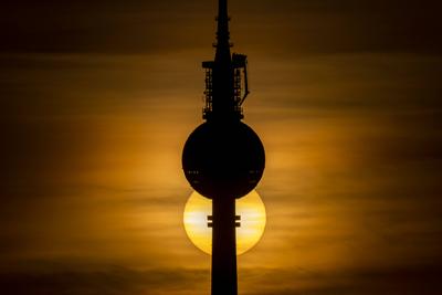 News Themen der Woche KW15 News Bilder des Tages Der Sonnenuntergang mit Silhouette von der Fernsehturm in Berlin am 11.-stock-foto