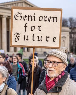 Internationaler Klimastreik von Fridays for Future, Kundgebung  auf dem K?nigsplatz, ?lterer Demonstrant mit Plakat  Senioren for Future, M?nchen, 14. November 2025-stock-foto