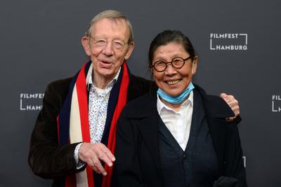 Hamburg, der 24.09.2020 Hark Bohm mit Ehefrau Natalia Bowakow zu Gast bei der Er?ffnung des 28. Filmfest Hamburg auf de-stock-foto