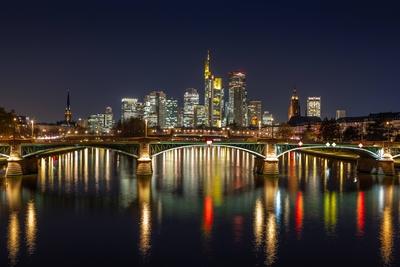 Die Frankfurter Skyline am Abend-stock-foto