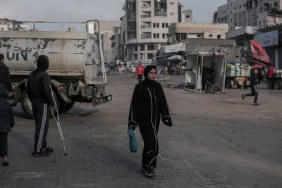 Gaza University Students Head to Their Campuses Despite Heavy Rain and Winter Weather-stock-foto