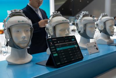 SHENZHEN, CHINA - NOVEMBER 15: Medical equipment of Angelexo Scientific is on display during the 27th China Hi-Tech Fair-stock-foto