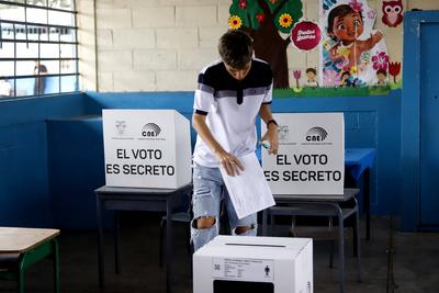 REFERÉNDUM Y CONSULTA POPULAR 2025-stock-foto