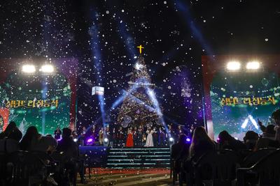 A large Christmas tree is illuminated at Seoul Plaza A large Christmas tree is illuminated at Seoul Plaza in Seoul, Sout-stock-foto