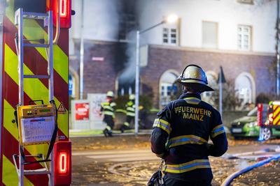 Geb?udebrand in Mainz nach Explosion-stock-foto