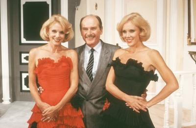 Bildnummer: 56698039  Datum: 01.08.1988  Copyright: imago/teutopressAlice (re.) und Ellen Kessler mit Reinhard Glemnitz 08/88 rag Frauen Frau Kessler-Zwillinge Zwilling Showstars S?ngerinnen S?ngerin Gesang Musik Duo Entertainerinnen Entertainerin Entertainment Schauspielerinnen Schauspielerin Schauspiel Theater TV Fernsehen Saal B?hne Kulisse Dekoration Auftritt live stehend halb quer l?chelnd posierend angelehnt umarmend Poker mit Herz People Shooting x0x xkg 1988 quer Aufmacher  56698039 Date 01 08 1988 Copyright Imago teutopress Alice right and Ellen Kessler with Reinhard Glemnitz 08 88 RAG Women Woman Kessler Twins Twin Show Stars Singers Singer Singing Music Duo Interior entertainer Entertainer Entertainment Actresses Actress Acting Theatre TV Television Room Stage Backdrop Decoration Appearance Live standing half horizontal smiling posing relationship embracing Poker with Heart Celebrities Shooting x0x xkg 1988 horizontal Highlight-stock-foto