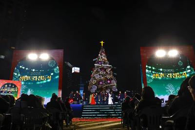 A large Christmas tree is illuminated at Seoul Plaza-stock-foto