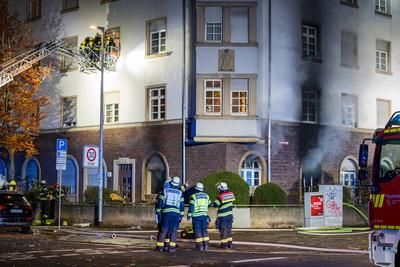 Geb?udebrand in Mainz nach Explosion-stock-foto