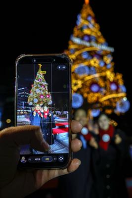 A large Christmas tree is illuminated at Seoul Plaza-stock-foto