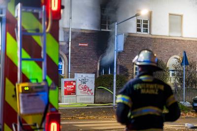 Geb?udebrand in Mainz nach Explosion-stock-foto