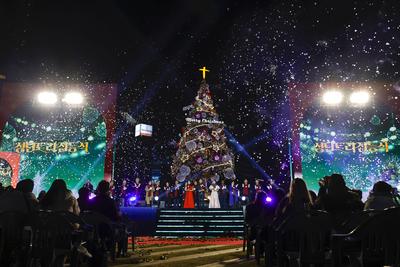 A large Christmas tree is illuminated at Seoul Plaza-stock-foto