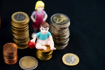 Symbolbild Kindergeld, Kindergrundsicherung Symbolic image Child benefit, basic child allowance BLWS696899 *** Symbol im-stock-foto