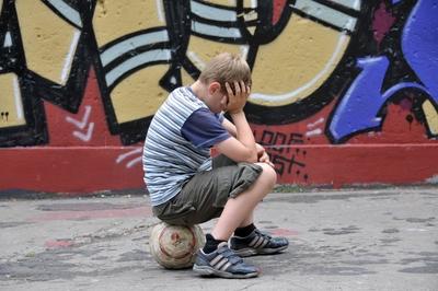 Einsamer Junge mit Fussball im Innenhof Copyright: JOKER/WalterxG.xAllgoewer JOKER090811461168-stock-foto