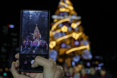 A large Christmas tree is illuminated at Seoul Plaza-stock-foto