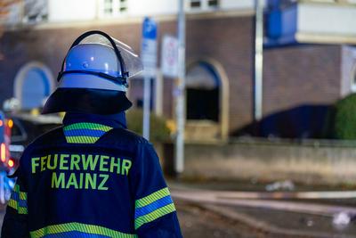 Geb?udebrand in Mainz nach Explosion-stock-foto