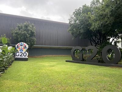 JOHANNESBURG, SOUTH AFRICA - NOVEMBER 17: Signs of the G20 are displayed on the lawn at the Nasrec Expo Centre on Novemb-stock-foto