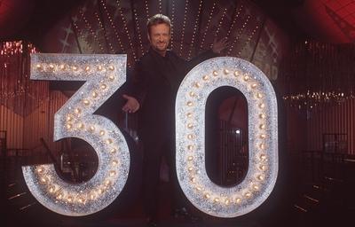 Uwe H?bner in Hitparade ZDF 11 98 te Mann Fernsehen Moderation Musik Schlager blond leger Hemd Jac-stock-foto