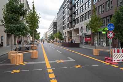 Flaniermeile Friedrichstra?e. Tempor?re Sperrung der Friedrichstra?e von der Franz?sischen Strasse bis zur Leipziger Str-stock-foto