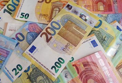 08.09.2020, Berlin, GER - Euroscheine. (10-Euro-Schein, 10-Euroschein, 100-Euro-Scheine, 100-Euroscheine, 20-Euro-Schei-stock-foto