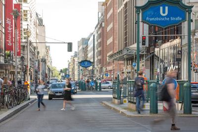 Stra?enverkehr am U-Bahnhof Franz?sische Stra?e, in der Friedrichstrasse in Berlin-Mitte 30.07.2020, Berlin, GER - Stra-stock-foto