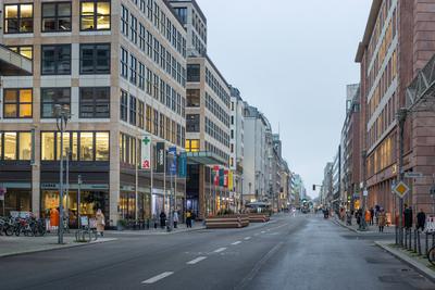 Die ehemaliege Flaniermeile Friedrichstra?e. R?ckbau der Sperrungen der Friedrichstra?e von der Franz?sischen Strasse bi-stock-foto