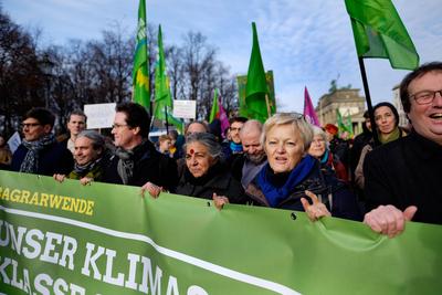 Renate K?nast (2.v.r.) bei der Demonstration von Landwirten, Umweltschutz- und Tierschutzverb?nden gegen die Agrarpolit-stock-foto