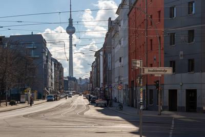 Die Brunnenstrasse mit Stra?enbahnschienen. Blick Richtung Rosenthaler Platz und dem Fernsehturm in Berlin. 05.03.2021,-stock-foto