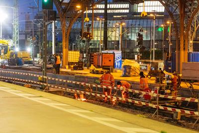 Impressionen vom gesperrten K?lner Hauptbahnhof ? Arbeiten an Gleisen und abgesperrte Zug?nge-stock-foto