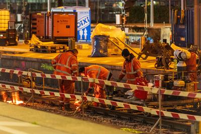 Impressionen vom gesperrten K?lner Hauptbahnhof ? Arbeiten an Gleisen und abgesperrte Zug?nge-stock-foto