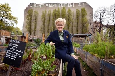 Renate K?nast hat ein Buch geschrieben ?ber Urban Gardening. Fototermin im Himmelbeet Ruheplatzstra?e 12, 13347 Berlin B-stock-foto