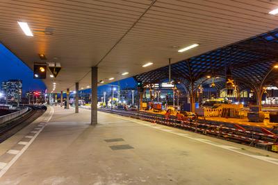 Impressionen vom gesperrten K?lner Hauptbahnhof ? Arbeiten an Gleisen und abgesperrte Zug?nge-stock-foto