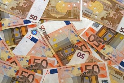 50 Euro Banknoten 50 Euro Banknoten liegen auf einem Kassentisch w?hrend der Z?hlung-stock-foto