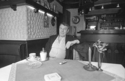 Bildnummer: 56661738  Datum: 01.03.1984  Copyright: imago/teutopressG?nther Ungeheuer (Schauspieler) 03/84 - G?nther Ungeheuer im M?rz 1984 Deutschland deutsch Deutscher Mann Schauspiel TV Fernsehen Film Innenaufnahme innen Gespr?ch Interview Kaffeetasse Tasse Kneipe Caf? kurzhaarig leger Jackett Hemd German actor quer halb Portrait sitzend sitzen entspannt relaxt l?ssig l?chelnd l?cheln sw People Shooting x0x xsk 1984 quer  56661738 Date 01 03 1984 Copyright Imago teutopress G?nther Monsters Actor 03 84 G?nther Monsters in March 1984 Germany German German Man Acting TV Television Film Interior shot indoors Conversation Interview Coffee cup Cup Pub Caf short casual Jacket Shirt German Actor horizontal half Portrait seated sit relaxed relaxed casually smiling Smiling black and white Celebrities Shooting x0x xSK 1984 horizontal-stock-foto