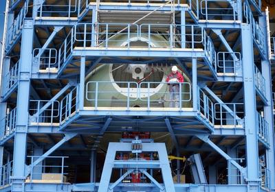 Ein Mitarbeiter steht auf einem Geruest an der Schnauze eines Airbus A380 800 in der gemeinsamen Tes-stock-foto