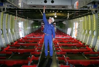 Ein Flugzeugmechaniker steht im Mitteldeck eines Airbus A380 800 in der gemeinsamen Testhalle der Fi-stock-foto