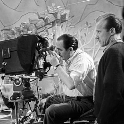 Das Filmteam bei Dreharbeiten zum Film So ein Million?r hat s schwer Regisseur Geza von Cziffra r-stock-foto