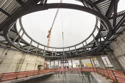 Richtfest am k?nftigen Fernbahnhof an Flughafen und Landesmesse. Der Rohbau des zentralen Zugangsgeb?udes ist fertig. Di-stock-foto