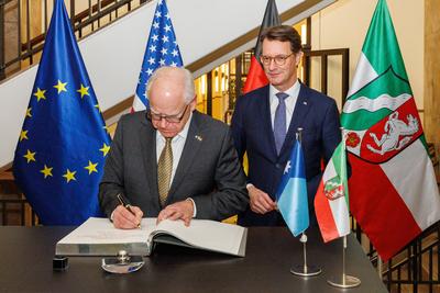 US-Gouverneur von Minnesota Tim Walz in NRW-stock-foto