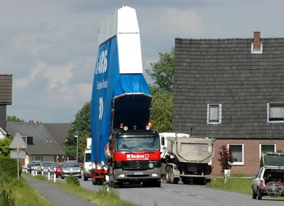 Transport des ersten Seitenleitwerks f?r den A380 Airbus Stade EADS Flugzeugindustrie SLW Seitenleitwerk A380 A 380 Elbe-stock-foto