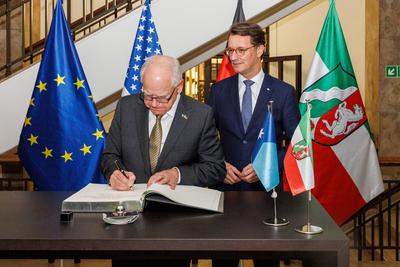 US-Gouverneur von Minnesota Tim Walz in NRW-stock-foto