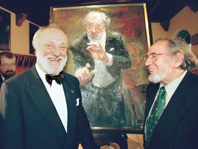The German conductor Kurt Masur left is glad about his portrait was painted by Leipzig s arist Ber-stock-foto
