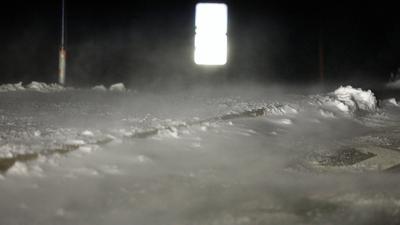 Schnee, Schneeverwehungen und Frost: Winter hat Deutschland weiterhin fest im Griff / Minus 6 Grad und verschneite Landschaft auf dem Fichtelberg in Sachsen / Neuschnee auch in den westlichen Mittelgebirgen und an den Alpen-stock-foto